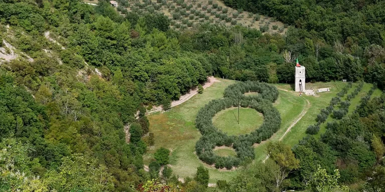 Installazione 'Il Terzo Paradiso' di Michelangelo Pistoletto nel Bosco di San Francesco ad Assisi