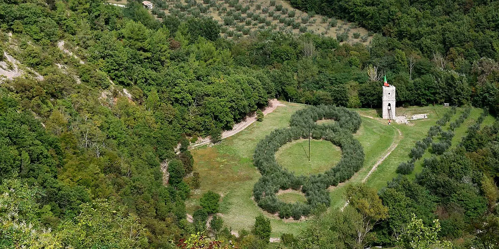 Installazione 'Il Terzo Paradiso' di Michelangelo Pistoletto nel Bosco di San Francesco ad Assisi
